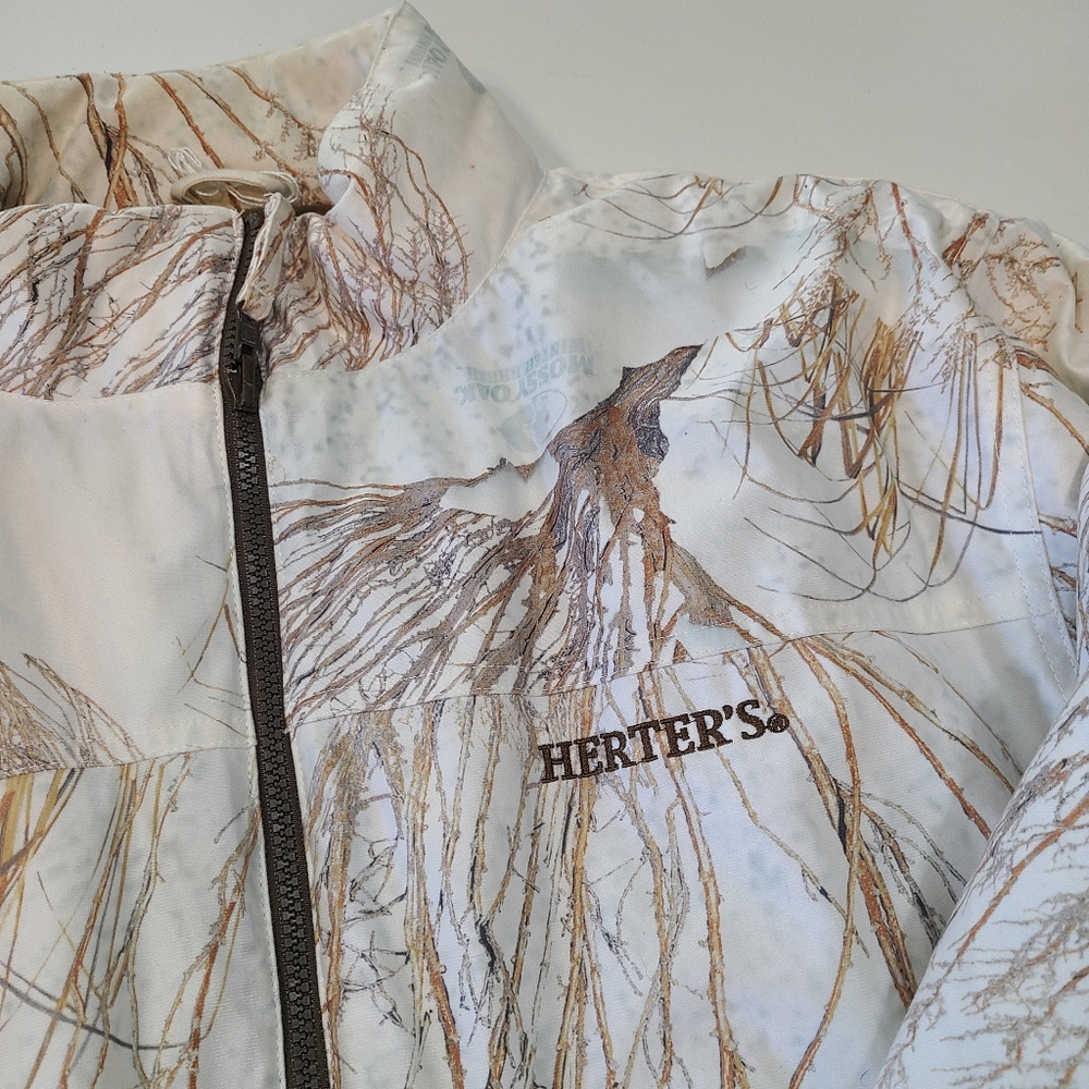 Herter's Full Zip Thinsulate Insulated Outdoor Graphic Jacket in Size XL.